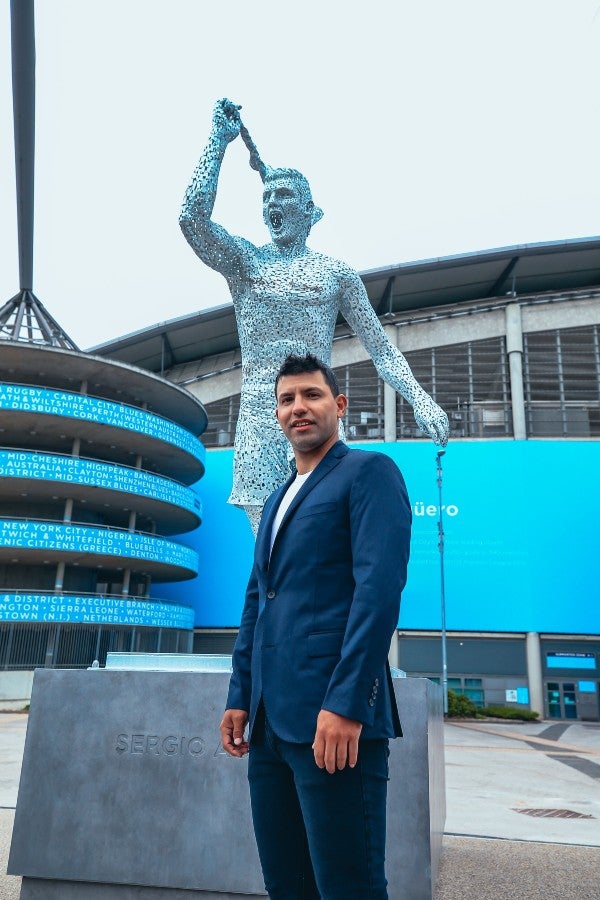 Sergio Agüero posa junto a su estatua