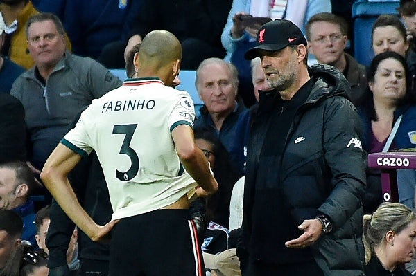 Fabinho habla con Jurgen Klopp después de una lesión 