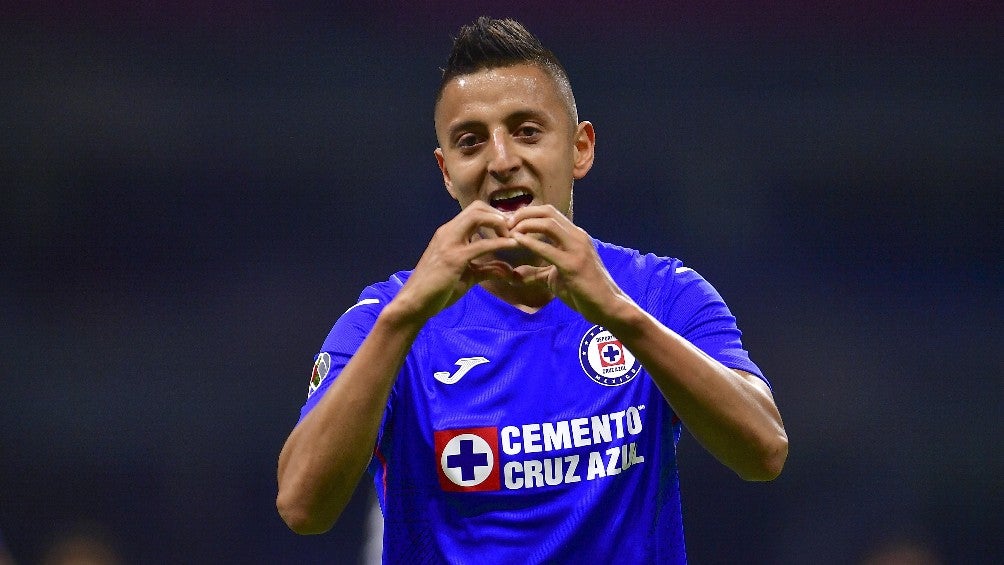 Roberto Alvarado celebrando gol con Cruz Azul en la Liga MX