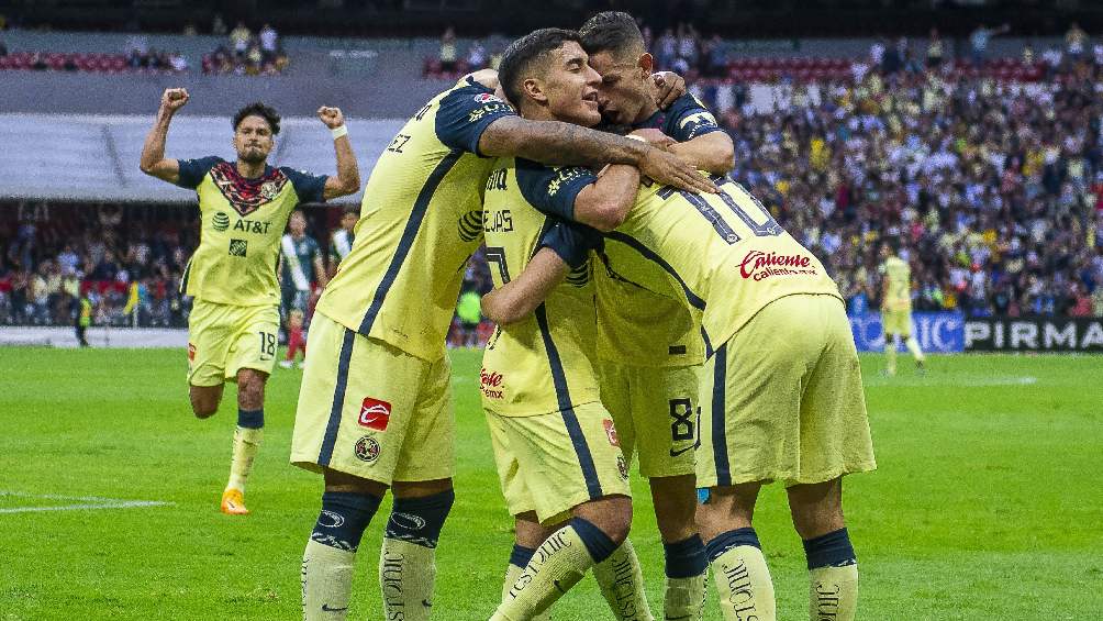 Jugadores del América festejando gol ante Puebla en el Estadio Azteca