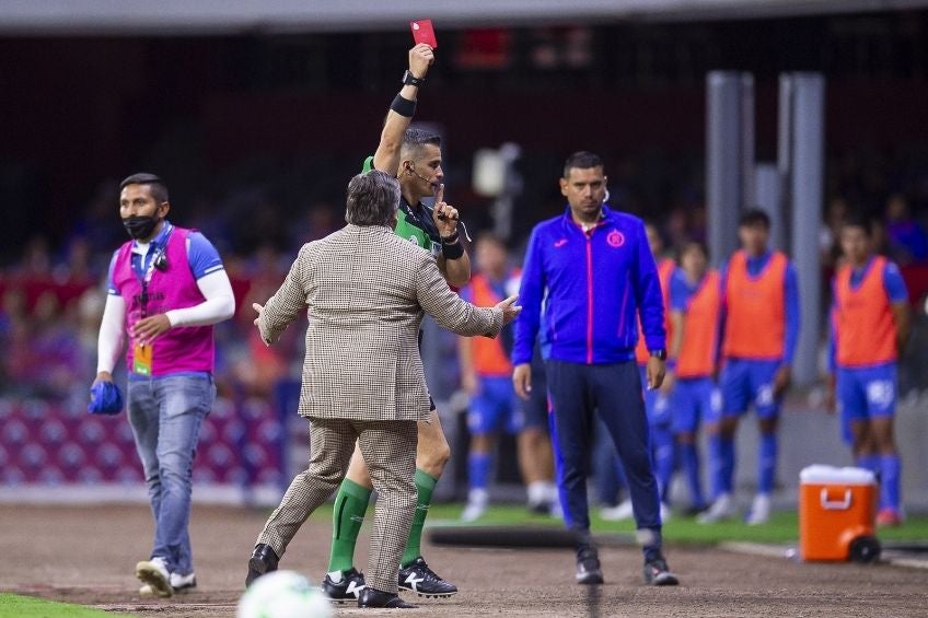 Miguel Herrera siendo expulsado