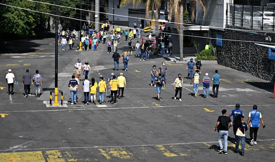 Afición en las inmediaciones del Azteca