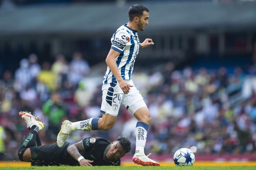 Pachuca enfrentando al América en el Estadio Azteca