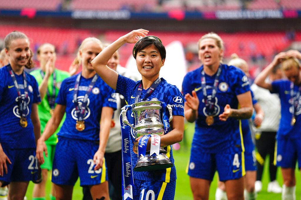 Chelsea festejando campeonato de la Copa inglesa femenina