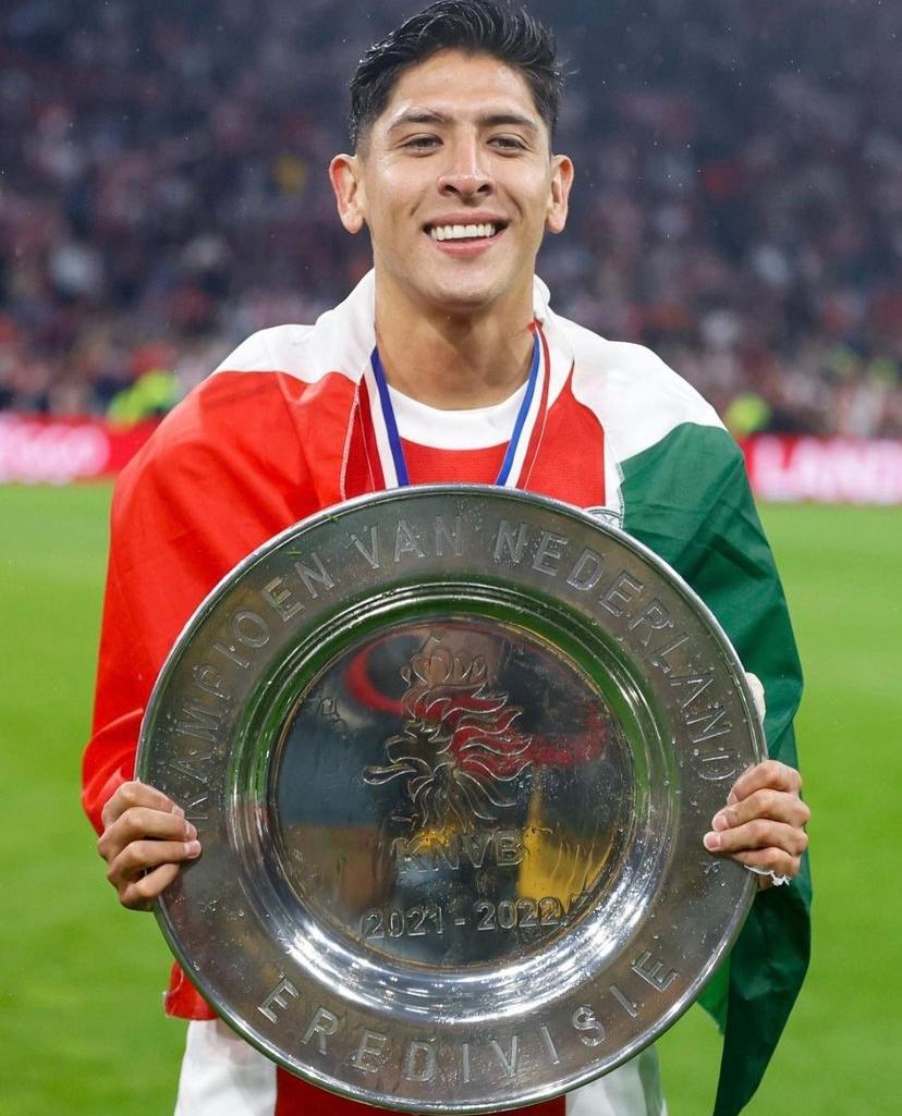 Edson festejando título de Eredivisie con el Ajax