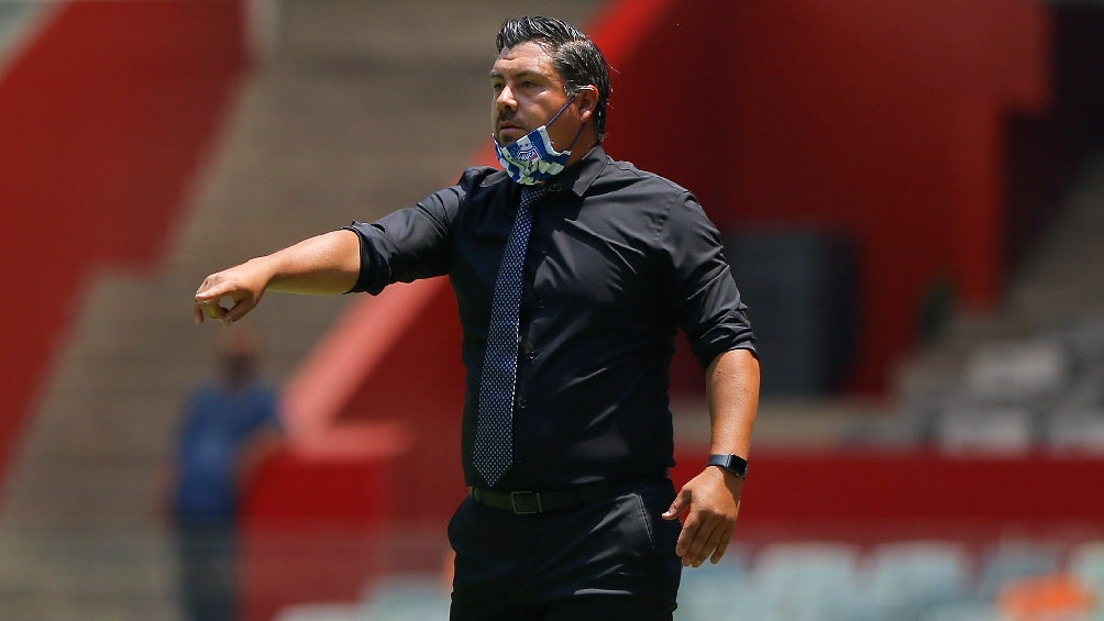 Juan Carlos Cacho dirigiendo a Pachuca en la Liga MX Femenil