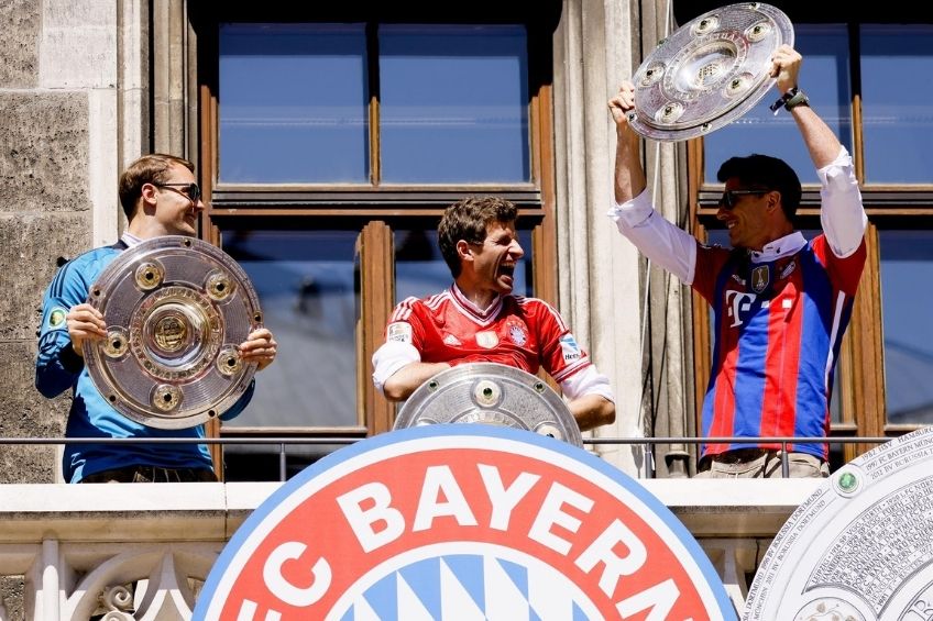 Lewandowski festejando el título con Neuer y Müller