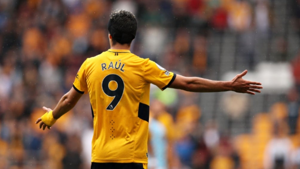 Raúl Jiménez en un partido con Wolves
