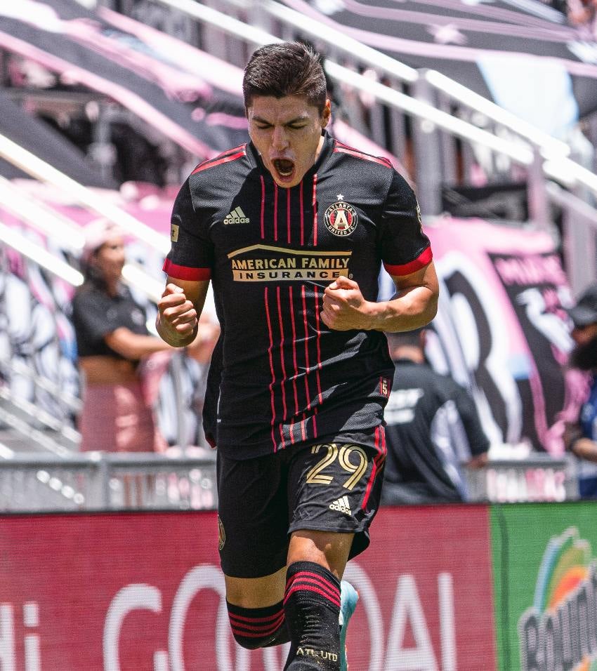 Ronaldo Cisneros en celebración de gol con Atlanta 