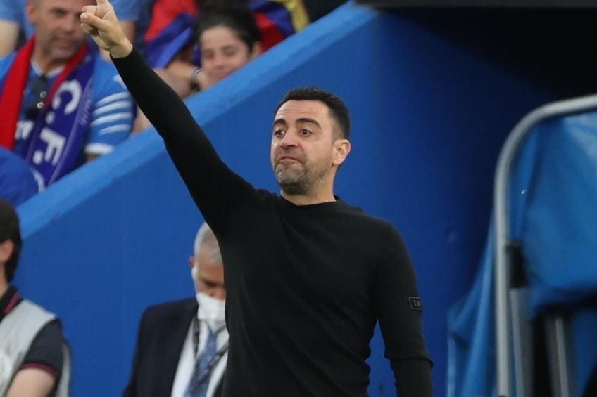 Xavi Hernández dirigiendo al Barcelona