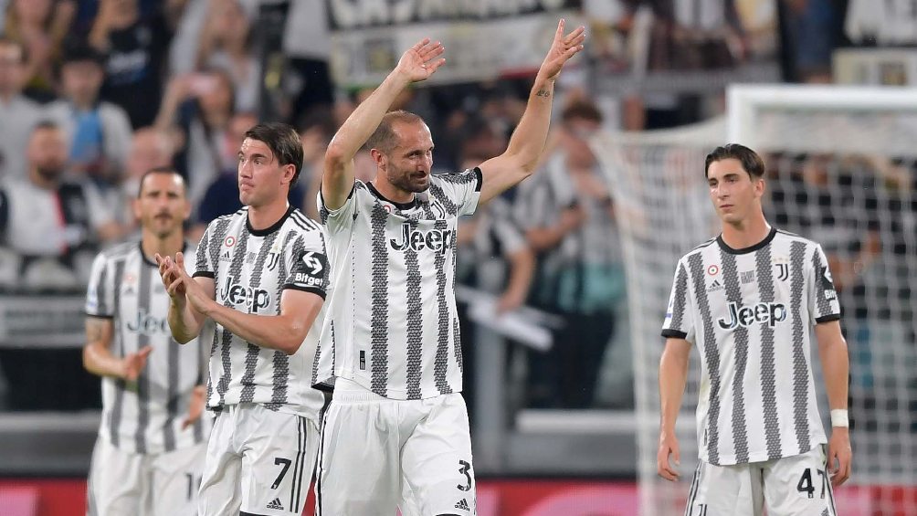 Chiellini despidiéndose de la Juventus ante su afición