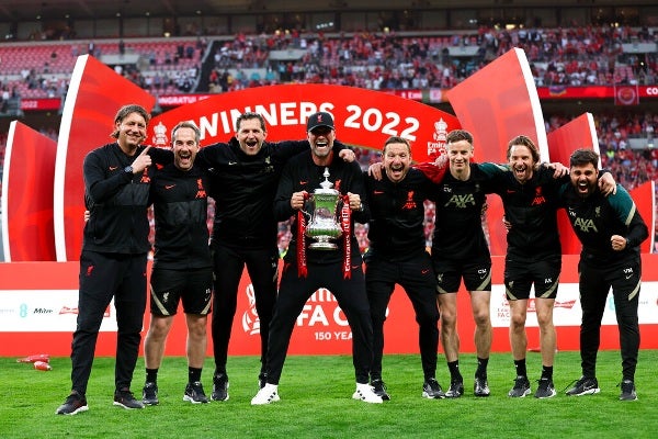 Jurgen Klopp posa con el trofeo después de ganar la final de la Copa FA