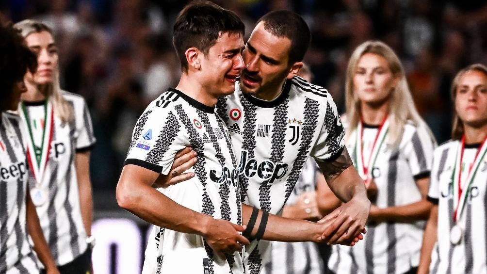 Dybala despidiéndose de la Juventus ante su afición