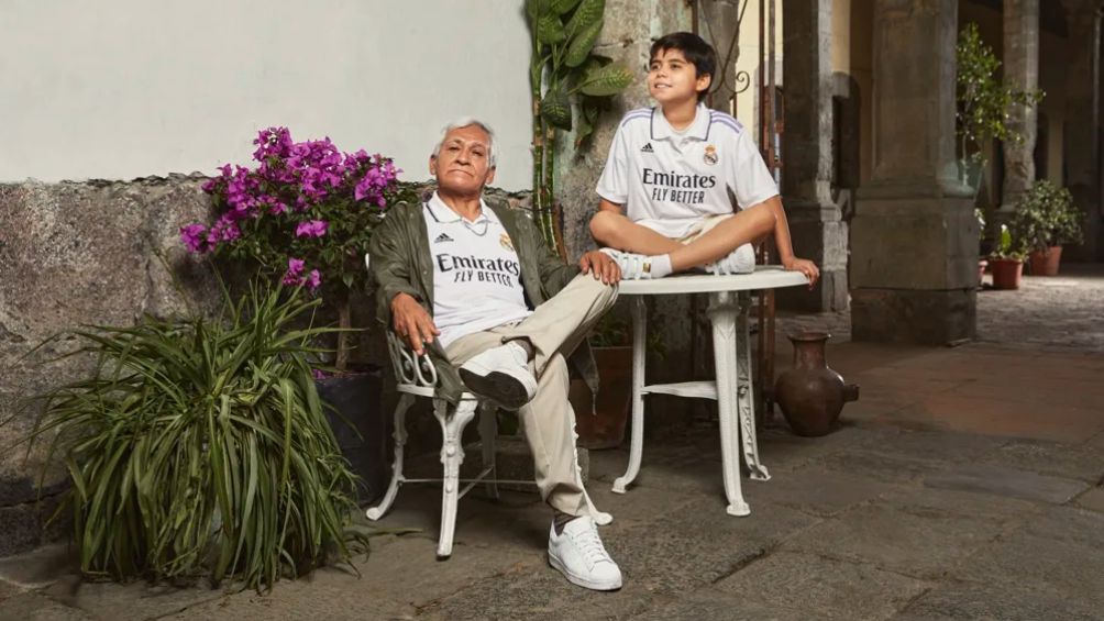 El abuelo y el niño portan la camiseta del Real Madrid
