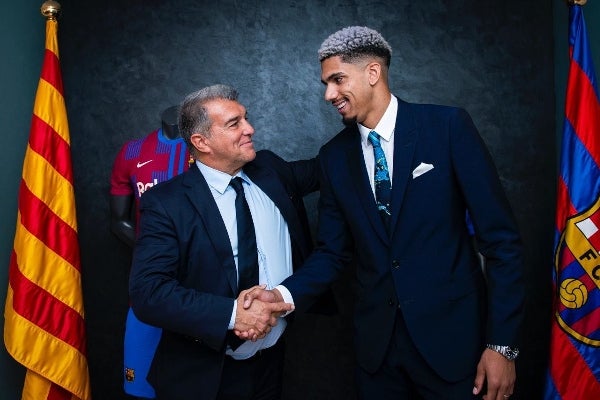 Laporta estrechando la mano 