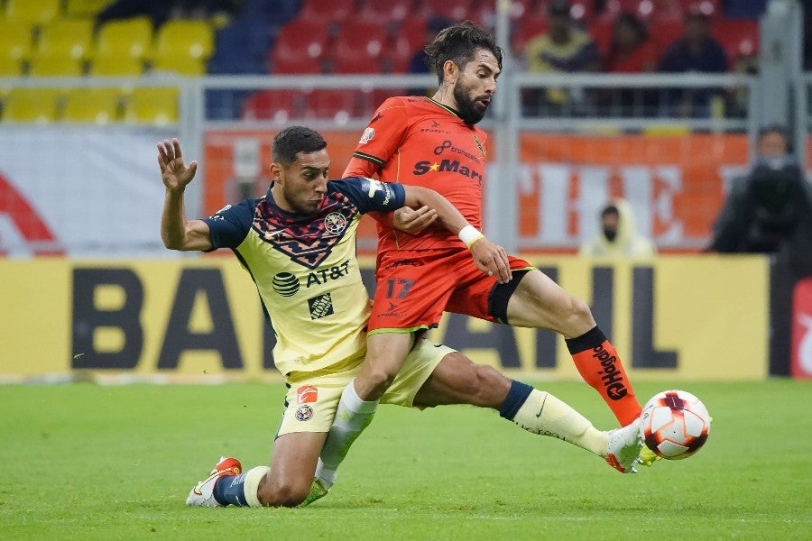 Sebastián Cáceres durante un partido con América