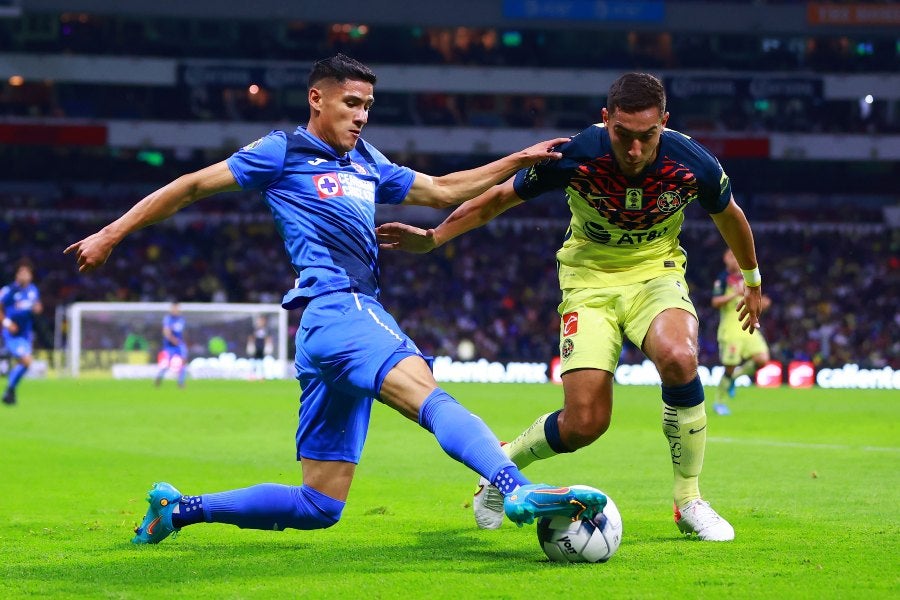 Sebastián Cáceres durante un partido con América