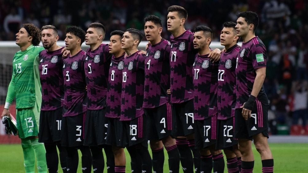 Selección Mexicana cantando el himno nacional previo a partido