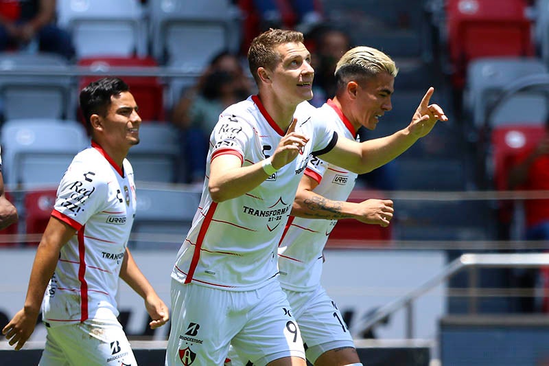 Julio Furch festeja un gol con Atlas