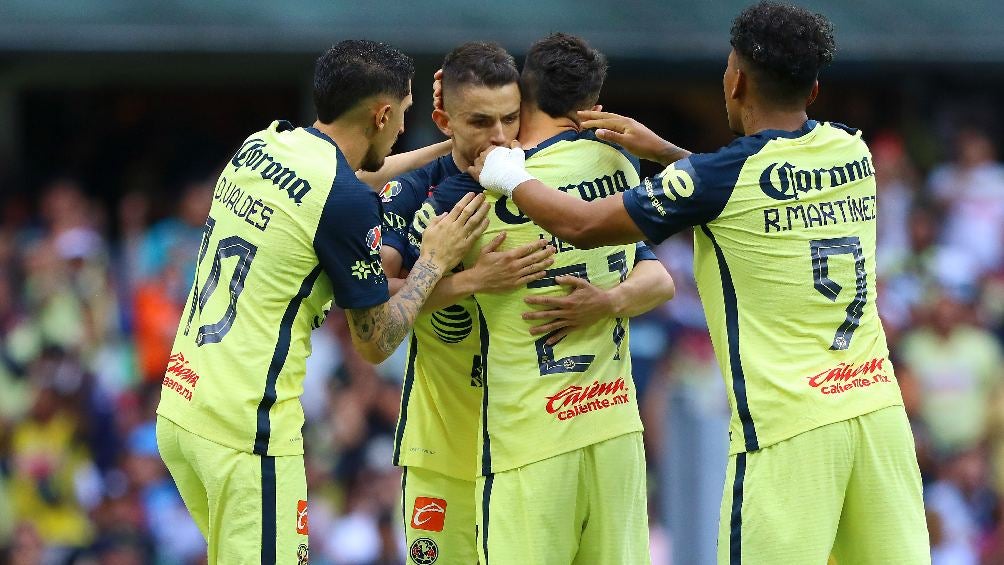 Jugadores del América festejando gol en partido de Liga MX