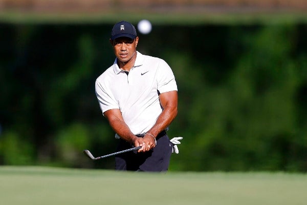 Tiger Woods acierta un chip en el hoyo 11 durante una ronda
