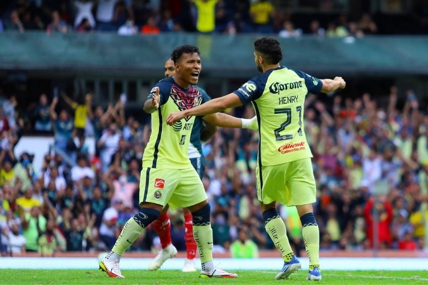 Henry Martín y Roger Martínez festejando un gol