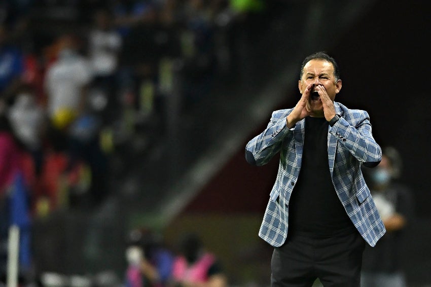 Juan Reynoso en un partido de Cruz Azul