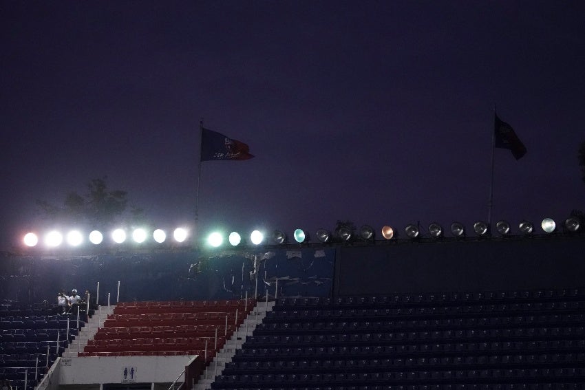 Alumbrado sin servir en el estadio del Atlante