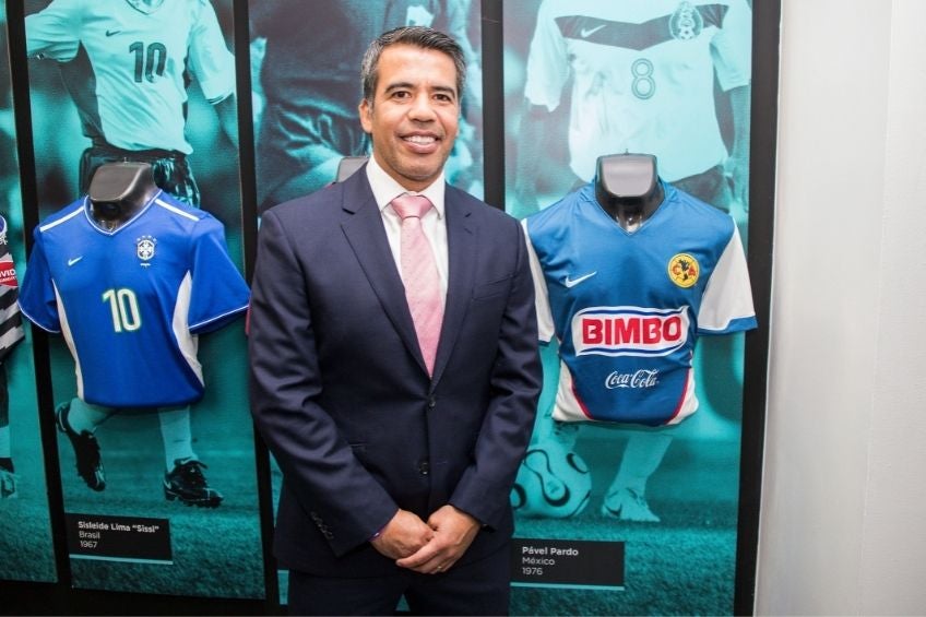 Pavel Pardo junto a una playera del América