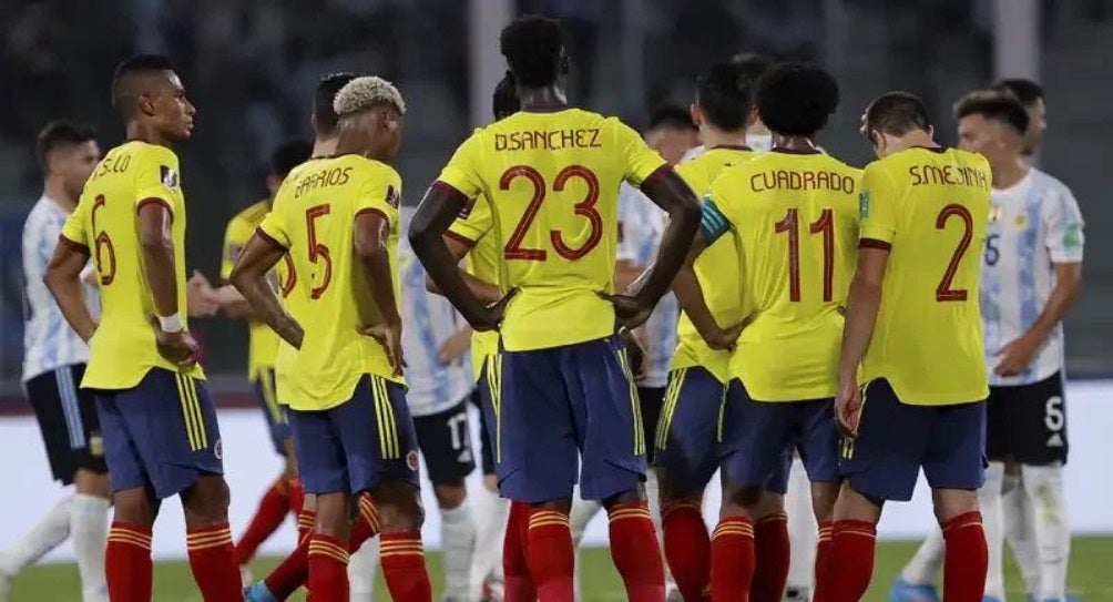 Selección de Colombia lamentando derrota en Eliminatorias a Qatar 2022