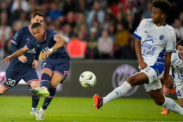 Kylian Mbappé en acción con el PSG 