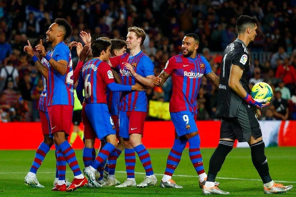 Barcelona celebra al anotar su tercer gol