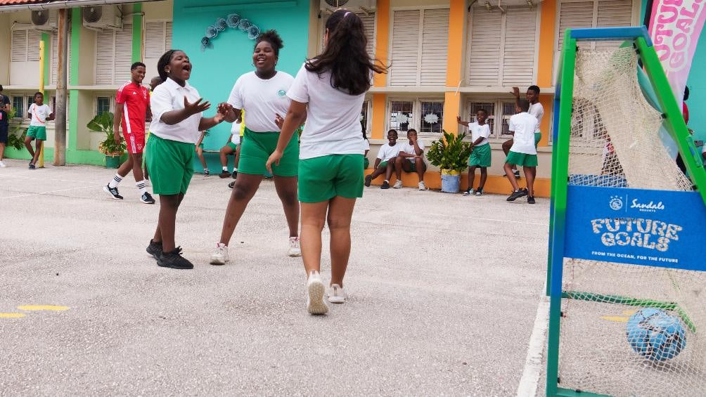 Las niñas jugaron con los futbolistas profesionales