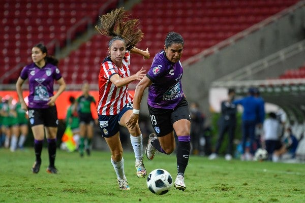 Chivas frente a Pachuca en acción