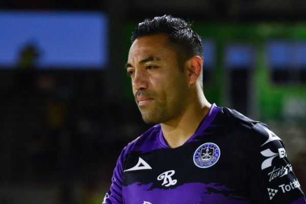 Marco Fabián durante el partido