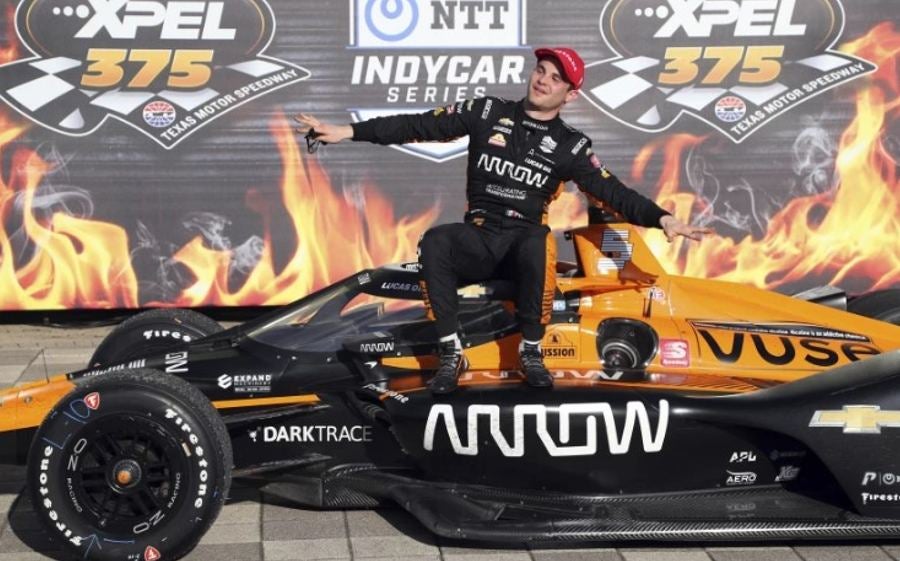 O'Ward con su auto en carrera de Indy Car