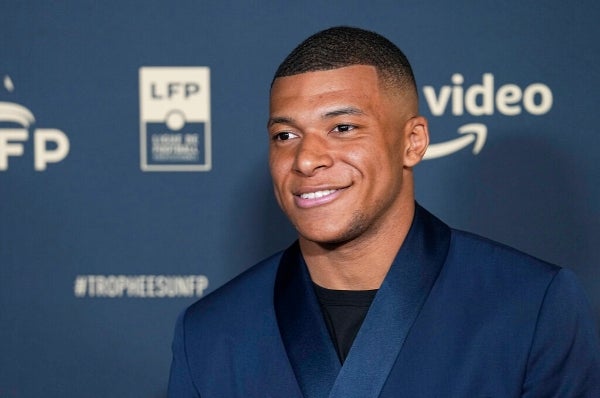 Mbappe posa cuando llega a la ceremonia de la UNFP