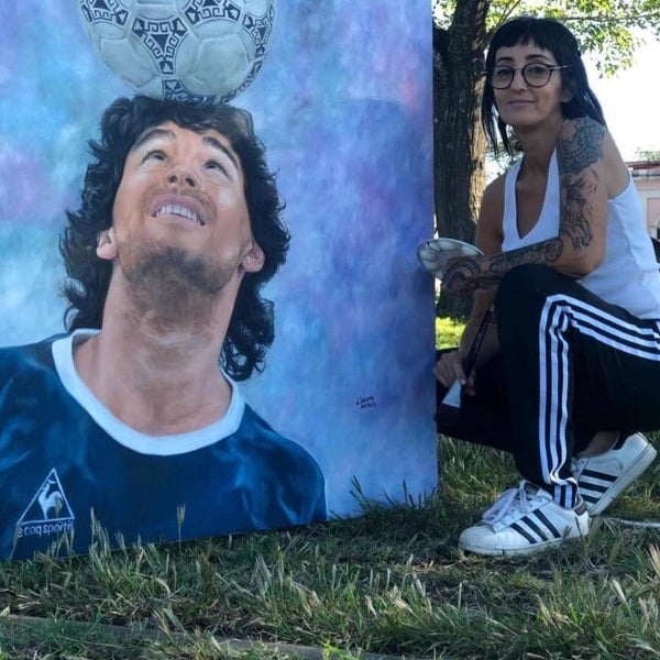 Claudia Pére con el cuadro de Maradona 