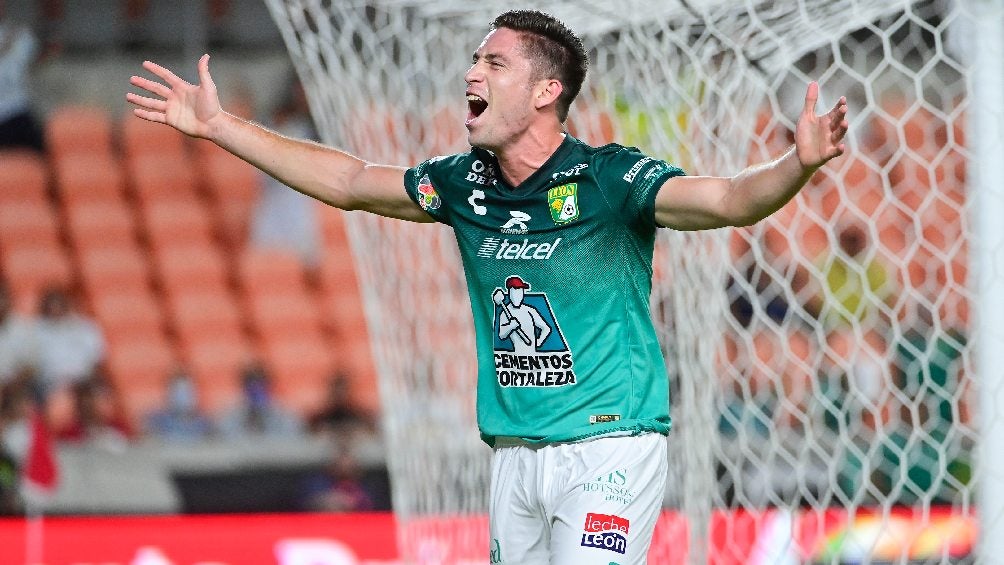 Santiago Ormeño festejando con el León en partido de Liga MX