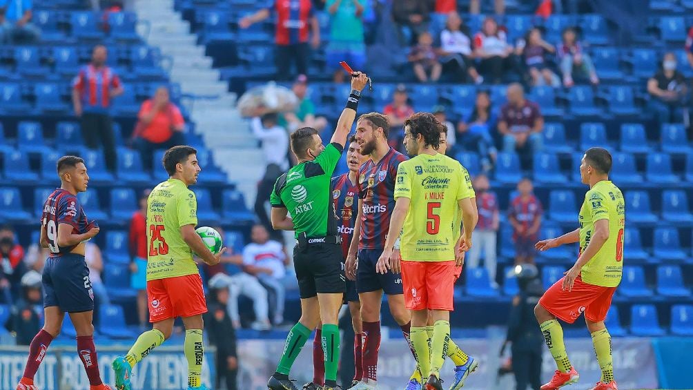 Ramiro Costa siendo expulsado en el Campeón de Campeones