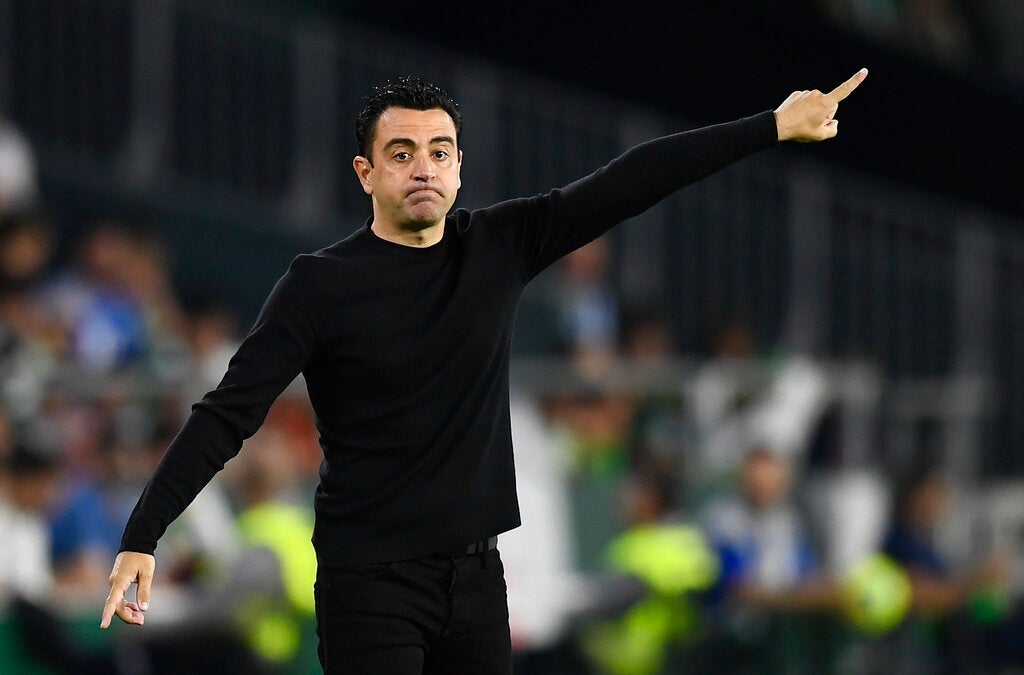 Xavi Hernández dirigiendo al Barcelona