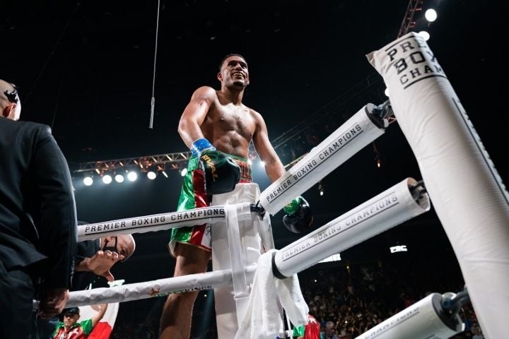 David Benavidez festejando titulo