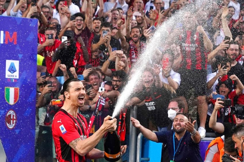 Ibrahimovic celebrando el título del Milan