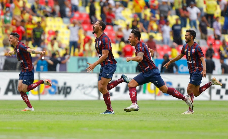 Atlantistas celebran el penalti del triunfo de Elbis Souza