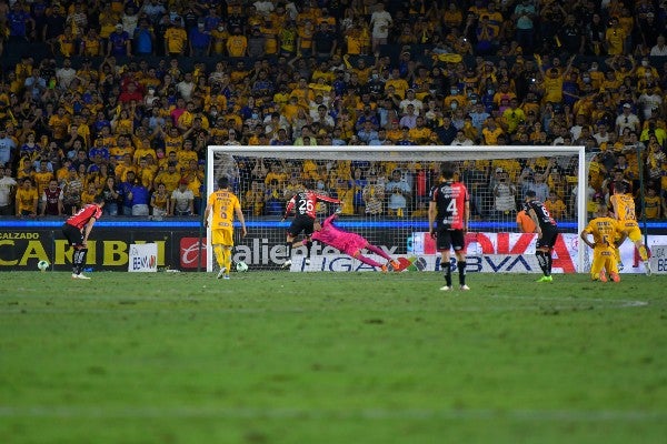 Aldo Rocha anota penalti en favor de Atlas