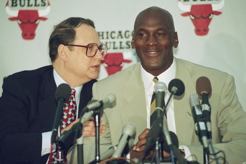 Michael Jordan en la conferencia de prensa de su retiro