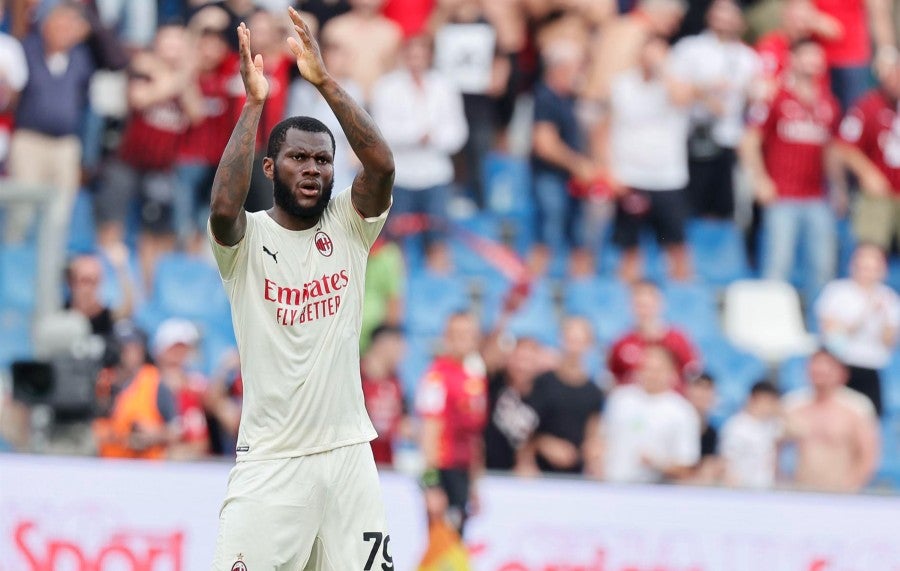 Kessié celebra en su último juego con el Milan