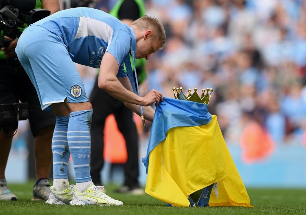 Bandera de Ucrania en trofeo de Premier League