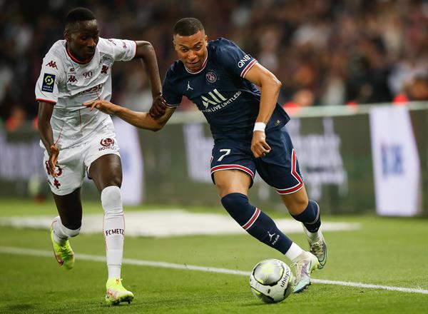 Kylian Mbappé en acción con PSG