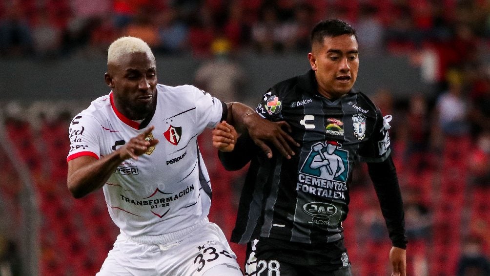 Atlas y Pachuca jugando partido de Liga MX en el Estadio Jalisco